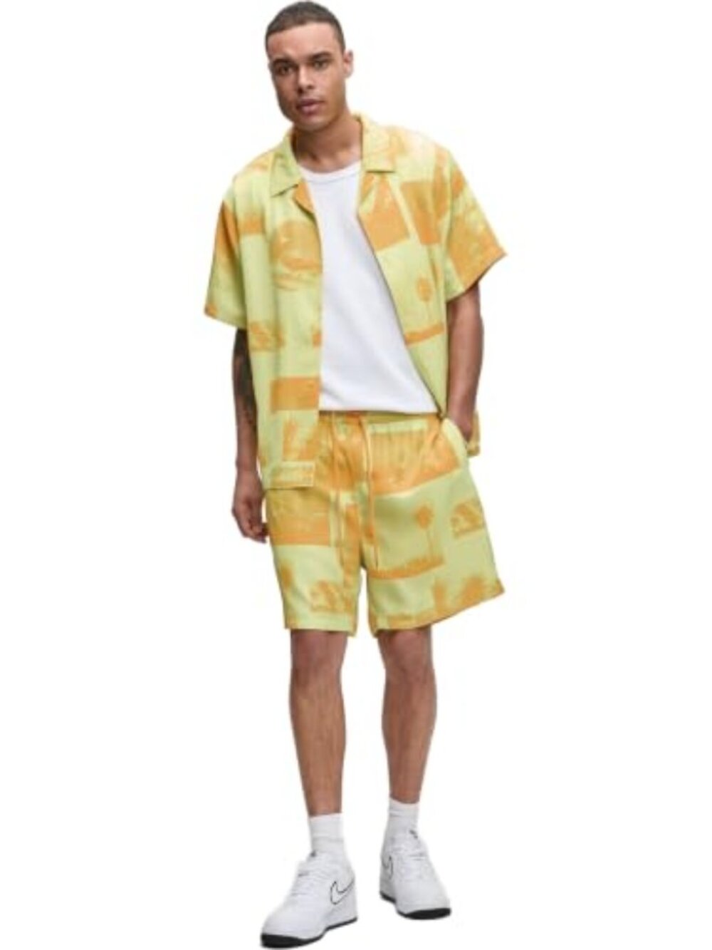 Mode of One Men's Photo-Real Collage Casual Walking Shorts, Medium Yellow   NWT